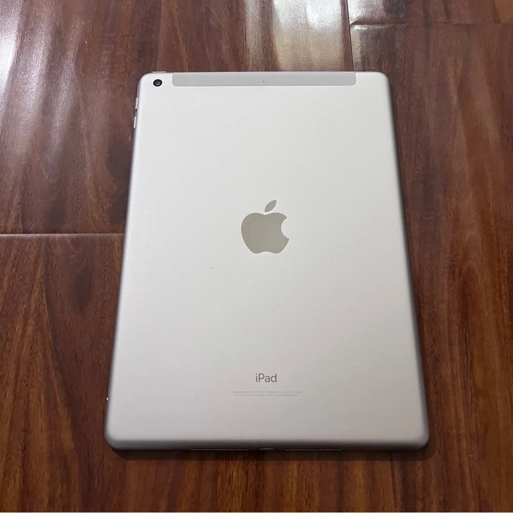 Apple IPad (5th Generation) Silver A1823 32 GB WiFi + Cellular 9.7”